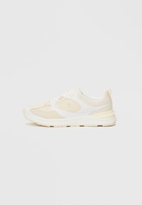 Αθλητικά παπούτσια σε λευκό και ανοιχτό μπεζ χρώμα με επάνω μέρος από δίχτυ και δέρμα, στρογγυλή μύτη, σχέδιο με κορδόνια, επενδυμένος γιακάς και υφή στην σόλα.