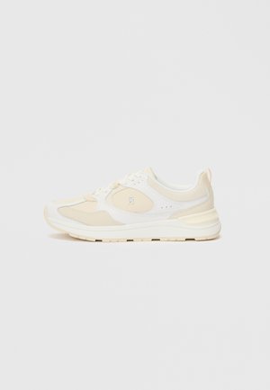 Baskets blanches et beige clair avec un dessus en maille et cuir, bout rond, design à lacets, col rembourré et semelle texturée.