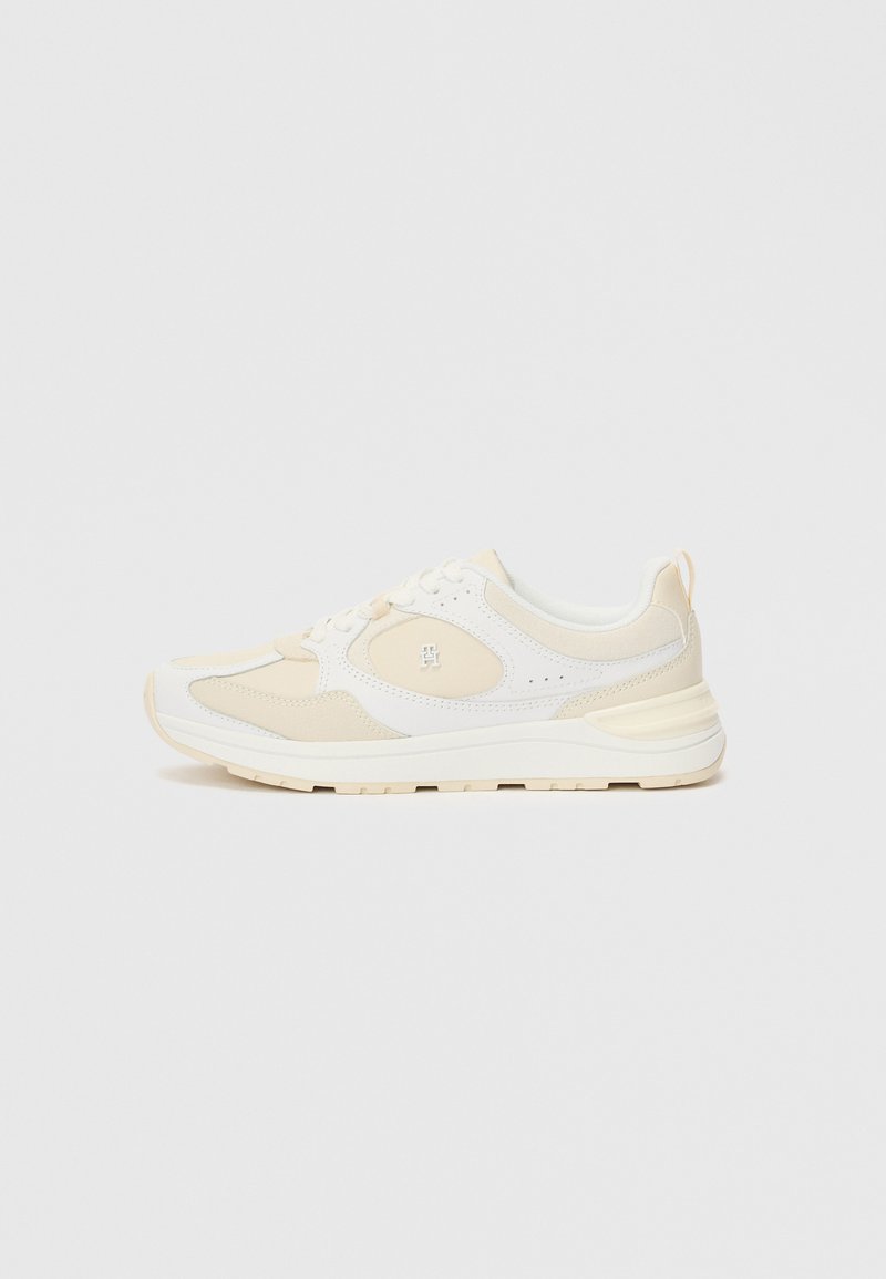 Αθλητικά παπούτσια σε λευκό και ανοιχτό μπεζ χρώμα με επάνω μέρος από δίχτυ και δέρμα, στρογγυλή μύτη, σχέδιο με κορδόνια, επενδυμένος γιακάς και υφή στην σόλα.