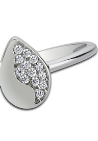 Bague argentée présentant une forme de goutte polie avec un groupe de pierres claires étincelantes sur un côté. Anneau lisse, finition brillante.