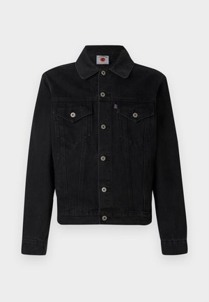 Veste en denim noir avec col, fermetures à boutons, deux poches poitrine et un petit écusson multicolore sur le côté gauche.