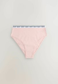 Ljusrosa bomullunderkläder med en svart och vit elastisk midjeband som har ordet "NEXT" upprepat. Enkel, klassisk design med en slät textur.