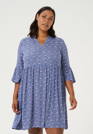 Blaues Blumenkleid aus leichtem Stoff, mit V-Ausschnitt, dreiviertellangen Glockenärmeln und einer gerafften Taille für eine bequeme Passform.