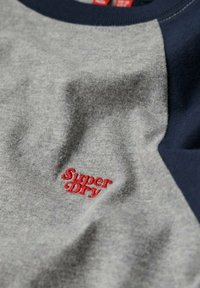Superdry & Co ESSENTIAL LOGO RAGLAN - Camiseta estampada - grey marl preppy navy