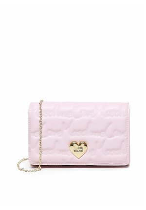 Portafoglio finto cuoio rosa con una texture trapuntata, hardware a forma di cuore dorata e dettaglio del logo in rilievo. Dotato di una tracolla per la versatilità.