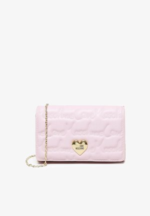 Portafoglio finto cuoio rosa con una texture trapuntata, hardware a forma di cuore dorata e dettaglio del logo in rilievo. Dotato di una tracolla per la versatilità.