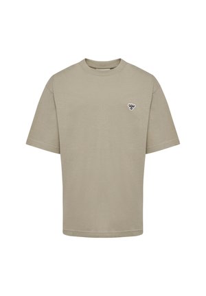 Beżowy t-shirt z krótkim rękawem i okrągłym dekoltem, z małym czarno-białym haftowanym logo pszczoły na lewej piersi.