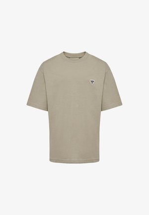 Beżowy t-shirt z krótkim rękawem i okrągłym dekoltem, z małym czarno-białym haftowanym logo pszczoły na lewej piersi.