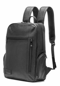 Czarny skórzany plecak z wyściełanymi ramiączkami, wieloma zamykanymi na zamek przegrodami oraz boczną kieszenią na białym tle.