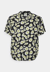 Chemise à manches courtes en tissu noir avec un motif floral comprenant des marguerites jaunes et blanches. Devant boutonné et coupe décontractée.