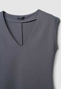 Graues ärmelloses Top mit tiefem V-Ausschnitt und minimalistischer Gestaltung. Glattes, strukturiertes Material mit einem Schlitz hinten und sichtbaren Nähdetails.