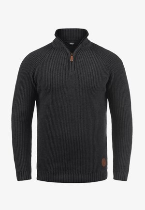 Megzta tamsiai pilka megztinis su pusiau užtrauktuku, raštuoto audinio ir raglaninės rankovės. Apatinėje apvado dalyje yra subtilus logotipo užrašas.