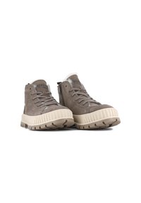 Zapatillas altas de gamuza gris con suela de goma beige, punta redonda, cordones en la parte delantera y detalle de cremallera en el lateral. Diseño texturizado y casual.