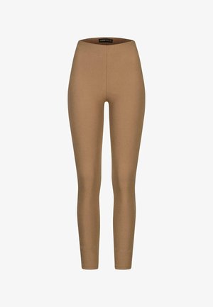 Rudos, tamprūs treginiai su aukšta juosmens linija, lygia tekstūra ir prigludusia siluetu. Nėra matomų raštų ar detalių.