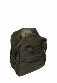 Bolsa de tela de color verde oliva con superficie texturizada, cierre de cremallera y asas de cinta; el interior presenta un patrón de rayas. Bolsillo lateral de malla.