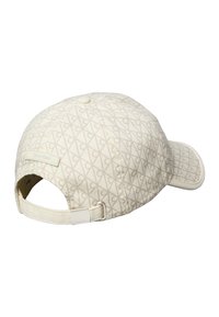 Μπεζ καπέλο μπέιζμπολ Calvin Klein με διακριτικό μοτίβο λογότυπου σε όλη την επιφάνεια, ρυθμιζόμενο λουράκι και μεταλλική αγκράφα στο πίσω μέρος.