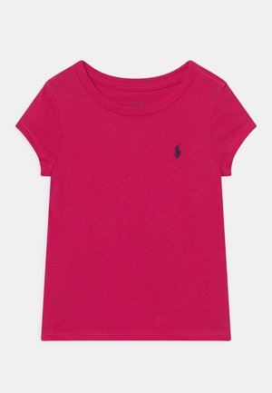 Jaskraworóżowy t-shirt z krótkim rękawem, okrągłym dekoltem, z małym ciemnym haftowanym logo na lewej piersi.