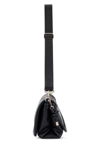 Borsa a spalla in pelle nera con tracolla in tessuto regolabile stampata con "EXPATRIE" e dettagli in metallo dorato, vista di lato.