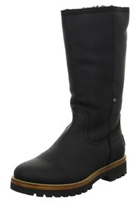 Botte noire en cuir, montée jusqu'au genou, avec une finition texturée, un bout rond et une semelle en caoutchouc robuste. Présente des coutures visibles et un talon bas.