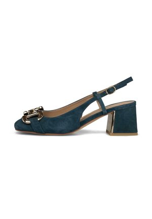 Zapato slingback de ante color azul verdoso con tacón ancho, detalle de hebilla dorada en la punta y correa ajustable en el tobillo con hebilla dorada.