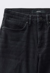 Jeans en denim noir avec une coupe slim, quatre poches, une fermeture à bouton et des détails de couture subtils. Étiquette de la marque visible au niveau de la taille.