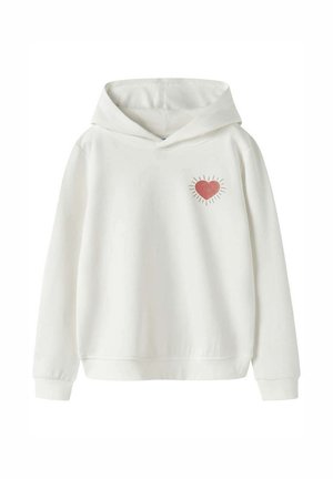 Sweat à capuche blanc à manches longues avec un petit cœur rouge entouré de rayons noirs sur le côté gauche de la poitrine.