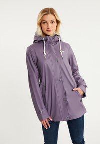 Violeta neca ūdensizturīga jaka ar kapuci, spiedpogām, div�ām sānu kabatām un auklām. Gluda tekstūra; uz krūšu daļas ir izsmalcināta logo.