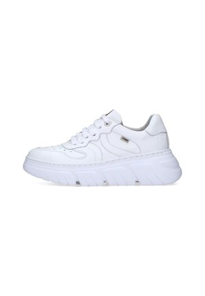 Sneaker bianca con una toma superiore in pelle liscia, linguetta imbottita e suola in gomma spessa con dettagli testurizzati e cuciture.