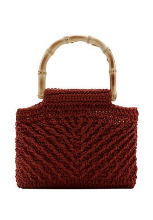 Bolso de ganchillo de color rojo oscuro tejido a mano con asas curvas de bambú, con un patrón de espiga texturizado en la parte delantera.