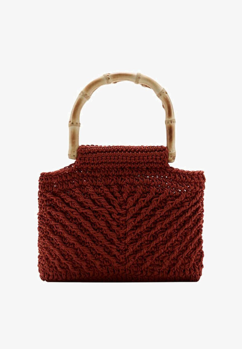Sac à main crochet rouge foncé tissé à la main avec des poignées incurvées en bambou, présentant un motif chevron texturé à l’avant.