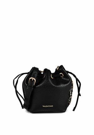 Borsa a secchiello nera Valentino in pelle strutturata, fibbia dorata, chiusura con coulisse e logo dorato sul davanti.