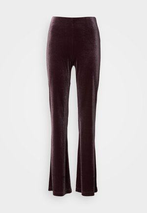 Dunkelviolette Samt-Hose mit hohem Bund und ausgestelltem Bein, präsentiert vor einem schlichten weißen Hintergrund.