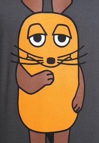 Personaje de dibujos animados sobre un fondo gris, con un cuerpo naranja, brazos marrones, grandes ojos y bigotes prominentes con un diseño simple.