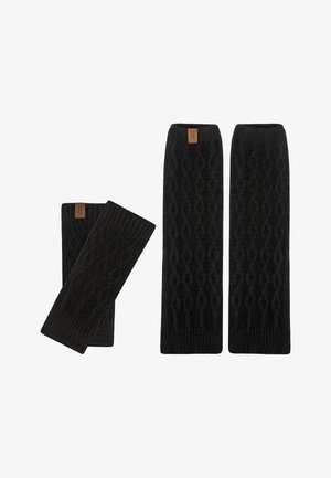 Para czarnych dzianinowych ogrzewaczy na nadgarstki oraz dopasowanych ogrzewaczy na nogi z wzorem warkocza i małymi brązowymi metkami marki.