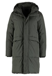 Abrigo acolchado verde oscuro con capucha, que cuenta con un cierre frontal, dos bolsillos delanteros y puños elásticos. Textura esponjosa y diseño hasta la rodilla.