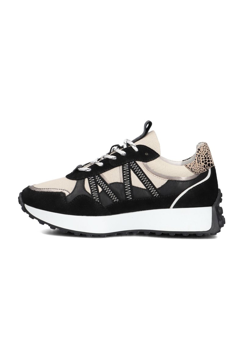 Zwart en beige sneaker van mesh en suede materialen, met witte veters, een dikke witte zool en een textuuraccent aan de achterkant.
