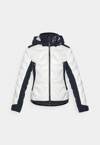 Chaqueta acolchada que presenta un cuerpo blanco acolchado con paneles laterales en azul marino, capucha y bolsillos con cremallera; material ligero y diseño deportivo.