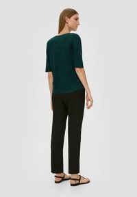 s.Oliver BLACK LABEL FLIESSENDER QUALITÄT ciemnozielony