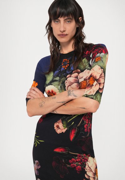 Lillelille musteriga kleit tumešinise ja erksate värvidega. İhule sobiv disain, lühikesed varrukad ja tekstuurne kangas, mis esitleb suuri lillemotiive.