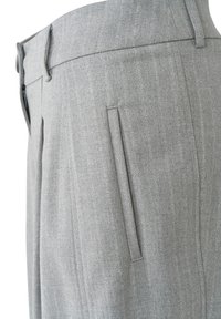 Grau taillierte Hose mit dezentem Nadelstreifenmuster, flachem Bund, seitlichen Taschen und glatter Textur.