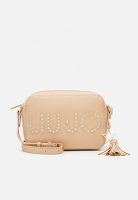 Borsa a tracolla in finta pelle beige con "LIU·JO" adornato di strass, dotata di un charm a forma di stella dorata e dettaglio con frange, strap regolabile.