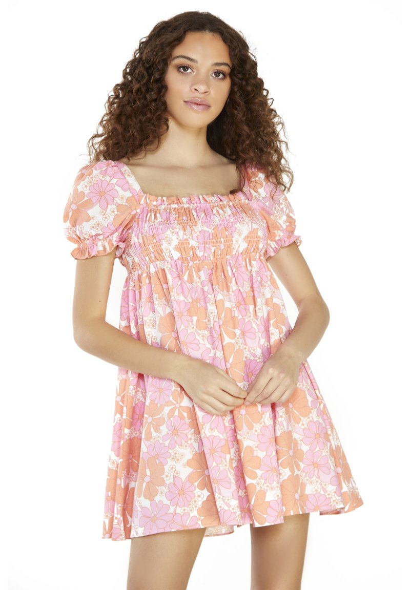 Blumenmuster-Kleid mit quadratischem Ausschnitt, kurzen puffärmel und einer lockeren Passform. Das Muster umfasst pinke und orangefarbene Blumen auf einem weißen Hintergrund.
