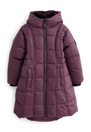 Manteau en duvet bordeaux avec capuche, présentant une fermeture éclair à l'avant, un design matelassé et des accents noirs sur les poignets. Tissu doux et isolant pour la chaleur.