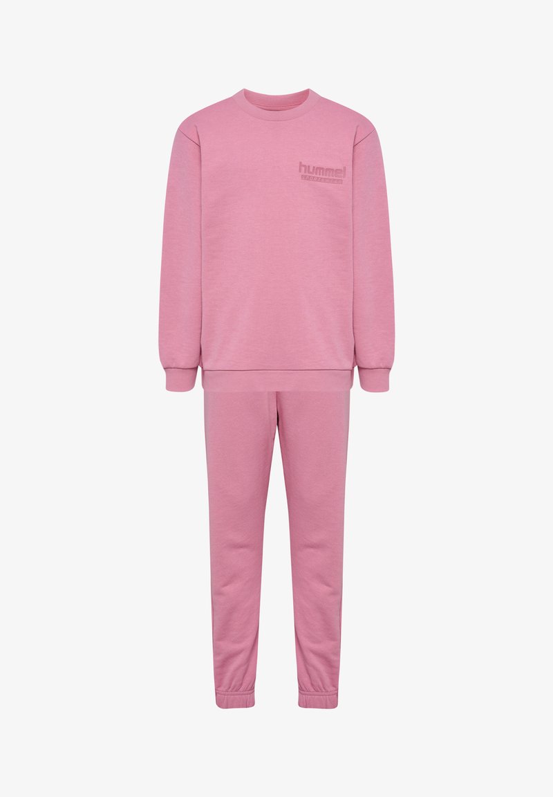Roze katoenen sweatshirt en broekset met lange mouwen, ronde hals en elastische manchetten. Bevat een subtiele logo op het linkerbovenborstgebied.