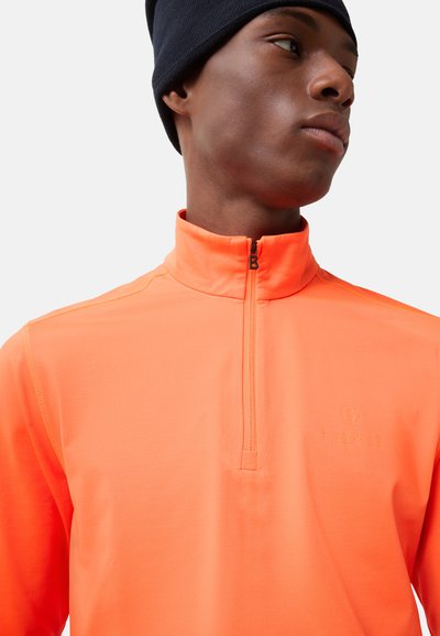 Pomarańczowa bluza z półzamkiem wykonana z gładkiej tkaniny; posiada stójkę i subtelne logo; dopasowana do ciała.