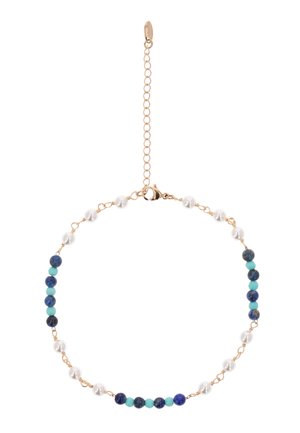 Hieno kultainen ketjurannekoru, jossa vuorottelevat valkoiset helmet, tummansiniset ja turkoosit pyöreät helmet. Rannekorussa on hummerilukko ja säädettävä jatkopala.