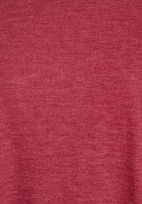 Crveni heathered materijal s mekanom teksturom. Tkanina izgleda lagano i blago rastezljivo, s dosljednom bojom kroz cijelu površinu.