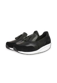 Zapatos negros sin cordones hechos de cuero y gamuza, con una parte superior lisa, acentos texturizados y una entresuela blanca con suela de goma.