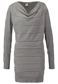 Abito grigio a maniche lunghe con collo avvolgente, caratterizzato da una trama rigata orizzontale e una silhouette aderente. Dettagli includono polsini lavorati a maglia e logo sull'orlo.