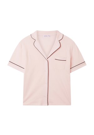Top da pigiama rosa a maniche corte realizzato in tessuto morbido, con colletto a punta, piping marrone e una tasca frontale con bordo decorativo.